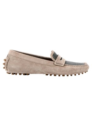 Mocassin en daim beige avec semelle à clous en caoutchouc, détails cousus et panneau en tissu gris sur le dessus sur fond blanc.