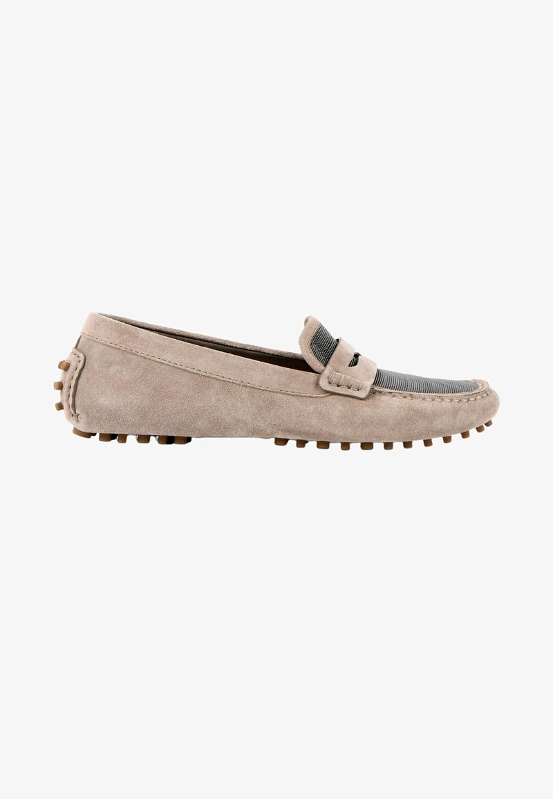 Mocassin en daim beige avec semelle à clous en caoutchouc, détails cousus et panneau en tissu gris sur le dessus sur fond blanc.