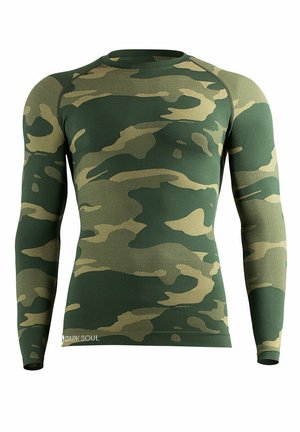 Langärmliges, enganliegendes Shirt im grünen und beigen Camouflage-Muster, aus elastischem Material mit glatter Textur und rundem Halsausschnitt.