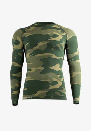 Langärmliges, enganliegendes Shirt im grünen und beigen Camouflage-Muster, aus elastischem Material mit glatter Textur und rundem Halsausschnitt.
