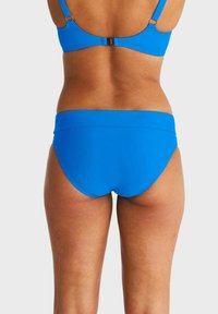 Blå bikiniunderdel med en slät yta och medelhög design. Elastisk midja med minimal täckning, lämplig för badkläder.