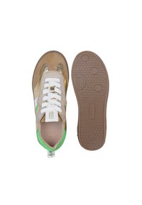Sneaker con una combinazione di colori oro, verde e beige. Presentano una tomaia metallica testurizzata, lacci bianchi e una suola in gomma marrone con un motivo esagonale.