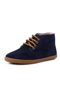 Stivali alla caviglia in suede blu navy con lacci marroni, caratterizzati da una punta arrotondata e una suola in gomma testurizzata. Design semplice con dettagli di cucitura.
