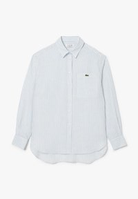 Camisa de botones a rayas azul claro y blanca, con mangas largas, cuello puntiagudo y un bolsillo en el pecho que presenta un pequeño logo verde.