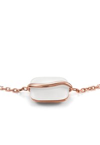 Průhledná skleněná zavěšená dekorace s zakřiveným rámem z růžového zlata na jemném řetízku. Má hladký povrch a zaoblené hrany, což ještě více zdůrazňuje její minimalistický design.