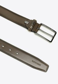 Cintura in pelle marrone con una texture liscia, dotata di una fibbia e logo in argento. Sono visibili dettagli cuciti lungo i bordi.