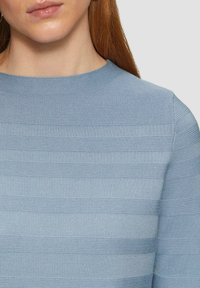 Blauer strukturierter Pullover mit horizontalen Streifen, rundem Ausschnitt und tailliertem Design. Der Stoff wirkt glatt mit einem dezenten Schimmer.