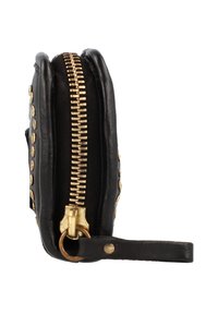Portafoglio in pelle nera con cerniera dorata, dettagli borchiati sul lato e un piccolo anello in pelle. Forma rettangolare compatta.