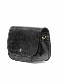 Czarna torebka z faux krokodylej skóry, z klapą, w kształcie zakrzywionym i złotymi elementami. Teksturowany wzór pokrywa powierzchnię.