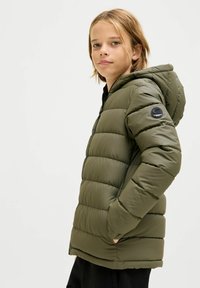 Giacca puffer verde oliva con cappuccio, caratterizzata da pannelli trapuntati orizzontali e una patch rotonda con logo sulla manica. Tessuto liscio e design casual.