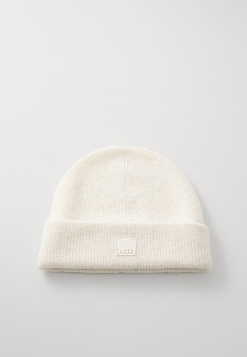 Balts adījuma beanie ar ribotu tekstūru un salocītu apkakli, ar nelielu kvadrātveida etiķeti priekšpusē. Mīksts, viegls materiāls.