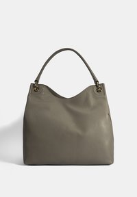 Grijze leren handtas met een gebogen bovenkant, een enkele handgreep en accenten van goudkleurige hardware. Getextureerd oppervlak zonder zichtbaar sluitmechanisme.