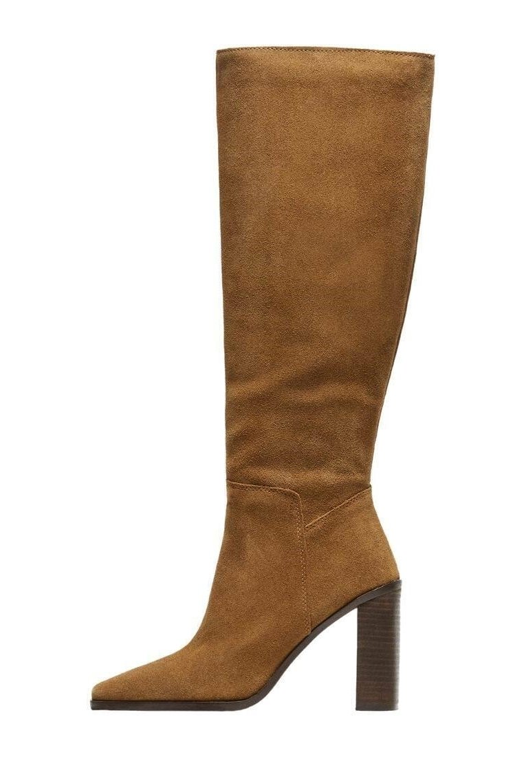 Botte en suède beige hautes jusqu'au genou, avec un bout pointu et une surface texturée. Talon épais marron, présentant une silhouette épurée et un detailing minimal.