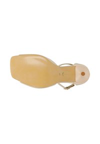 Beige sandály na vysokém podpatku se čtveratou špičkou a tenkým kotníkovým páskem. Podešev je hladká s jemnou strukturou a malým kulatým detailem na patě.