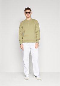 Tommy Hilfiger LOGO TIPPED CREWNECK - Mikina - faded olive