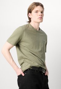 BOSS TEGOOD - Basic póló - open green