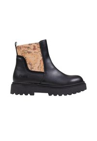 Botas de tobillo de cuero negro con un panel lateral de color marrón claro estampado, suela negra gruesa y una lengüeta en la parte trasera para facilitar el uso.