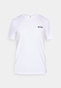 Biele tričko z bavlneného zmesi, s krátkymi rukávmi a okrúhlym výstrihom. Čierne logo "BOSS" na ľavej strane hrudníka. Hladká textúra.