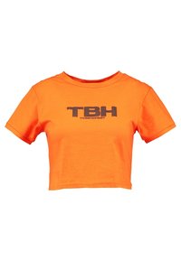 Camiseta corta de color naranja brillante con mangas cortas, que presenta un destacado texto negro "TBH" y un texto más pequeño "TO BE HONEST" en el centro del frente.