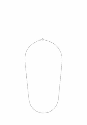 Collier chaîne fine en argent avec un petit fermoir mousqueton sur fond blanc.