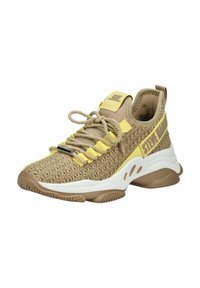 Sneaker beige lavorati a maglia con accenti gialli, lacci in corda e una suola bianca imbottita con una suola esterna in gomma testurizzata per una migliore aderenza.