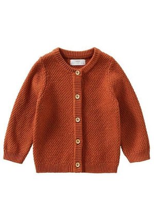 Rustorange strikket babycardigan med lange ærmer, rund hals, fem træknapper foran og tekstureret mønster.