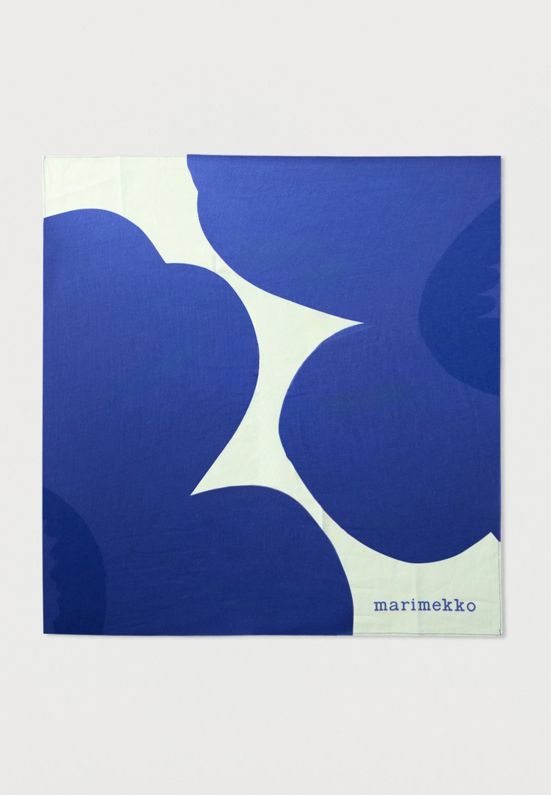 Textil de Marimekko con formas abstractas en azul intenso y verde claro. Textura suave con un patrón distintivo, diseño rectangular.