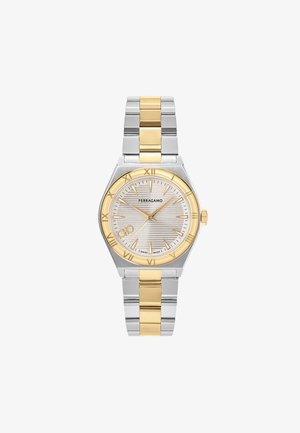 Reloj de acero inoxidable en tonos plata y dorado, con una esfera texturizada en plata, marcadores de hora dorados y números romanos. Presenta una pulsera bicolor.