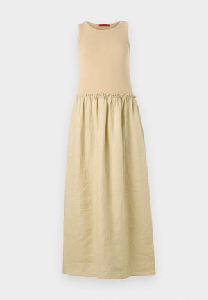 Haljina bez rukava s pripijenim bež pletenim gornjim dijelom i labavim, svijetlosmeškim naboranim suknjom. Mekana tekstura i dizajn do poda.