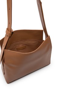 Borsa a spalla in pelle marrone con tracolla regolabile, parte superiore aperta, tasca interna con zip visibile e dettagli cuciti su sfondo bianco.