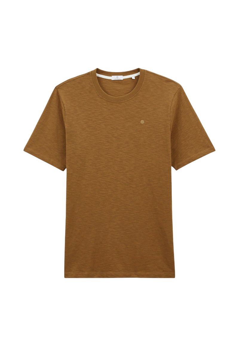 T-shirt marron à manches courtes avec un col rond, arborant un petit logo circulaire sur la poitrine gauche, présenté sur un fond blanc uni.