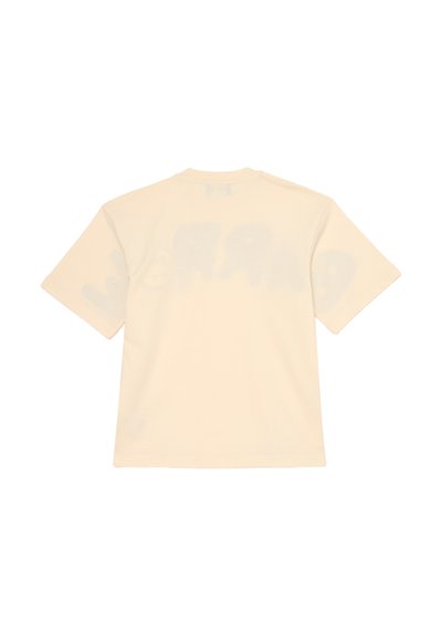 Maglietta beige a maniche corte vista da dietro, con un leggero motivo di testo ondulato grande visibile attraverso il tessuto.