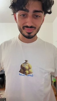 Weißes T-Shirt mit einem Grafikdesign eines Netzbeutels, der gelbe Früchte enthält, und dem Text "bitter süß" in Blau unter dem Bild.