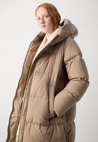 Marc O'Polo PUFFER COAT WITH HOOD SIDE SLITS WITH ZIPPER WELT POCKETS BACKPACK BELTS - Dūnu mētelis - soft mocca