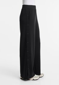 OYSHO SOFT-TOUCH WIDE-LEG WITH BUTTONS - Spodnji deli trenirk - black