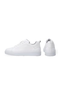 Weiße Sneakers mit einem Obermaterial aus glattem Leder, perforierten Seitenpaneelen, flachen Schnürsenkeln und einer Gummisohle. Mit einer Schlaufe für ein einfaches Anziehen.