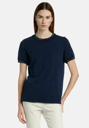 Navy blauwe t-shirt met korte mouwen, gemaakt van zacht materiaal, met een ronde halslijn met merkrand en een borstzak aan de voorkant.