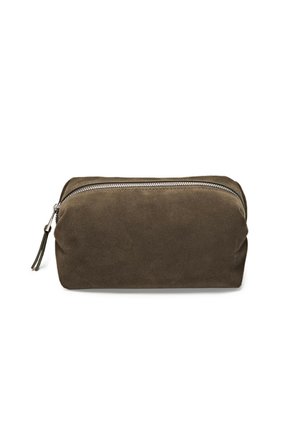 Borsa cosmetica in suede marrone con forma arrotondata, dotata di una cerniera argentata e un pull tab in pelle. Texture liscia e design semplice.