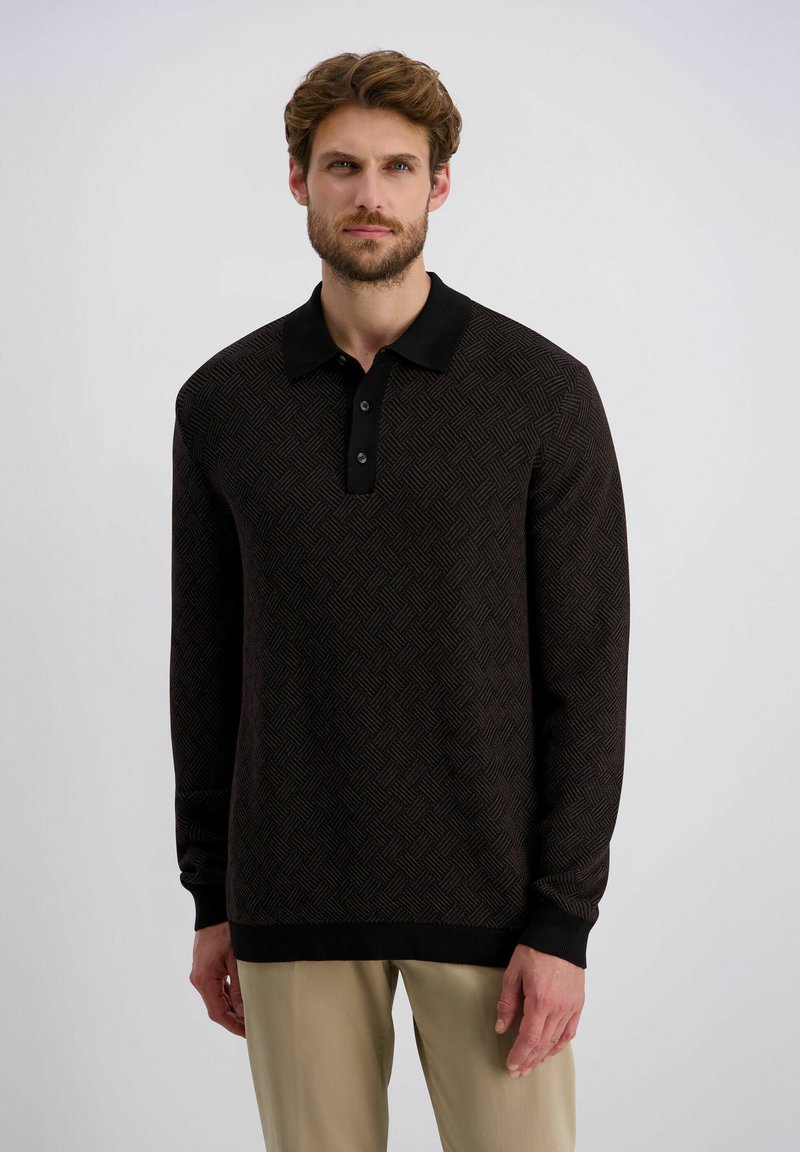 Dunkelbrauner Pullover mit strukturiertem Rautenmuster, schwarzem Kragen, Knopfleiste mit drei Knöpfen sowie gerippten Bündchen und Saum.