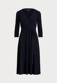 Vestido envolvente azul marino con mangas de tres cuartos, hecho de tela suave. Cuenta con un cinturón atado, escote en V y una falda fluida.