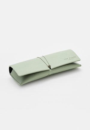 Custodia rettangolare in pelle verde chiaro per occhiali con patta e chiusura con stringa elastica, con marchio Ted Baker London nell'angolo in alto a destra.