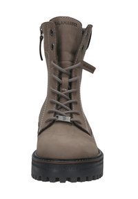 Hnědé semišové šněrovací boty s masivní černou gumovou podrážkou, výrazným prošíváním a zipem na jedné straně. Značka Salamander na jazyku.