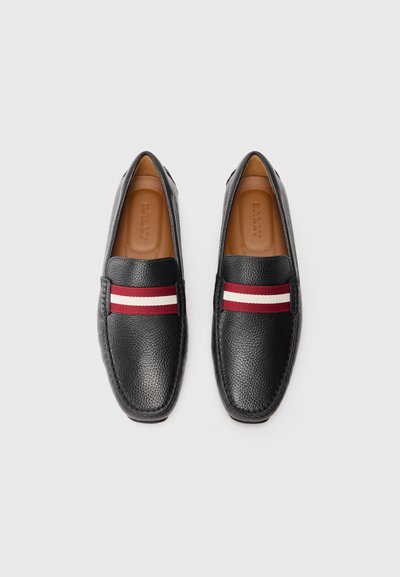 Pantofi slip-on din piele neagră, cu o finisare texturată, având o bandă elastică în dungi maroon și alb pe partea superioară.