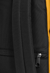 Eastpak DAY PAK'R - Malý batoh  - sunrise yellow