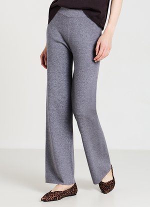 Pantaloni grigi a zampa d'elefante realizzati in tessuto morbido, con un design a gamba larga. Indossati con ballerine a stampa animale, che mostrano una finitura liscia e testurizzata.