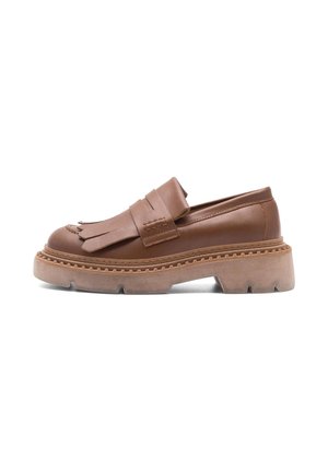 Mocassino in pelle marrone con dettagli frangi, suola in gomma spessa e accenti cuciti; forma aerodinamica e texture liscia.
