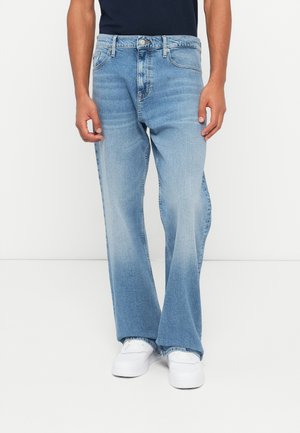 FADED RELAXED BOOTCUT JEANS - Avar lõikega teksad - denim light