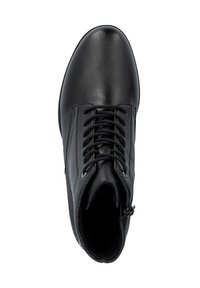 Bottine en cuir noir avec un bout arrondi, un laçage à l'avant et une fermeture à glissière sur le côté. Présente des accents de couture et une texture lisse.