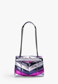 Borsa a tracolla in pelle metallica con motivo a zigzag in tonalità di argento, viola e rosa. Dotata di una catena nera e chiusura piatta.