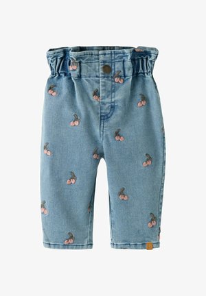 Svetlo modre otroške kavbojke z elastičnim pasom, sprednjim gumbom in roza vzorcem vezenih češenj po celotni tkanini.